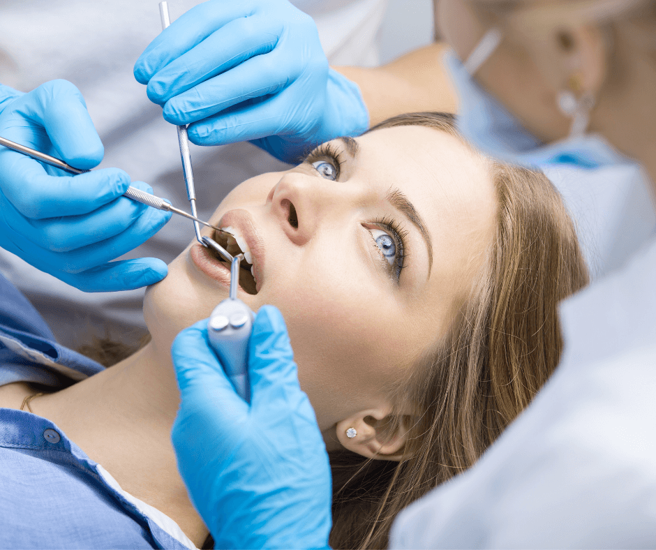 Kobieta podczas zakładania miniimplantów