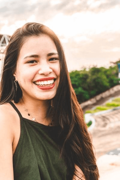 Dziewczyna z szerokim uśmiechem – efekty leczenia systemem Damon