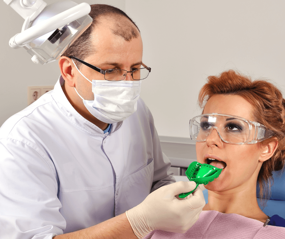 Ortodonta pobierający wycisk zębów