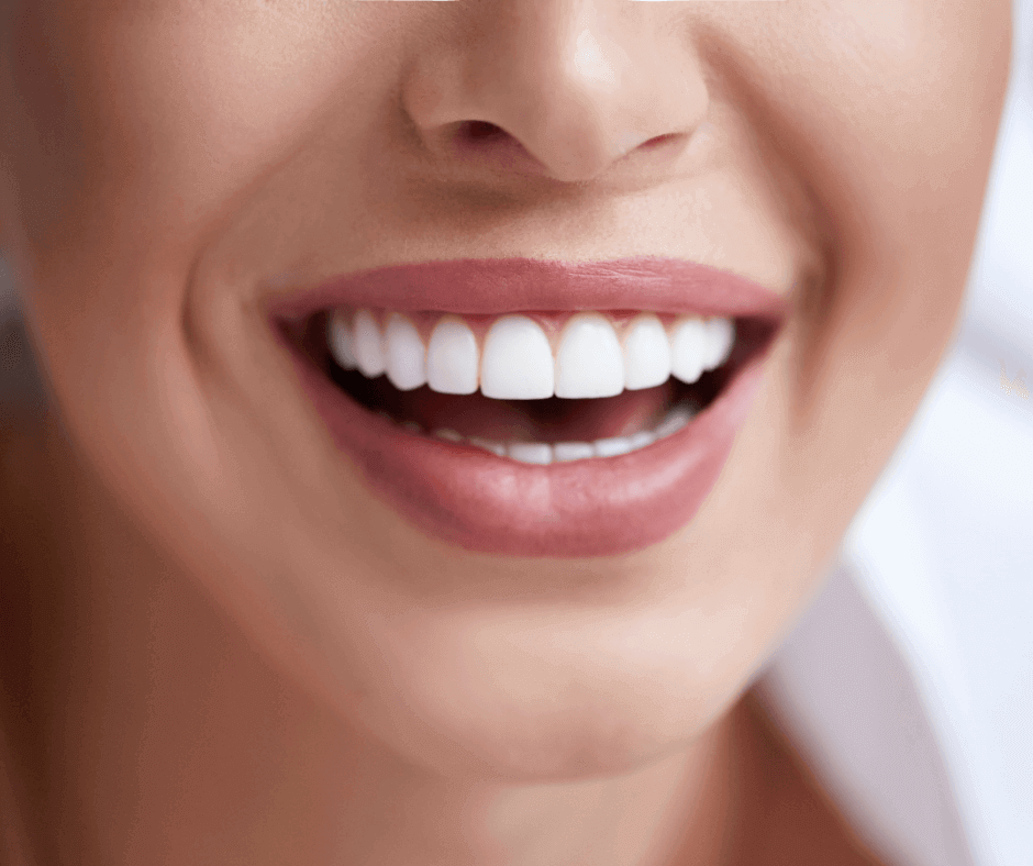 Niewidoczny aparat ortodontyczny na zębach kobiety