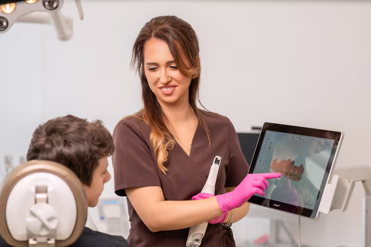 Invisalign czy aparat stały — co wybrać